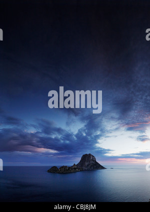 Vista da Ibiza a Es Vedra e Es Vedranell, isole Baleari, Spagna Foto Stock