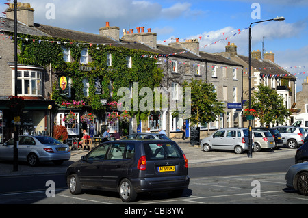 Leyburn piazza del mercato con Black Swan pub Foto Stock