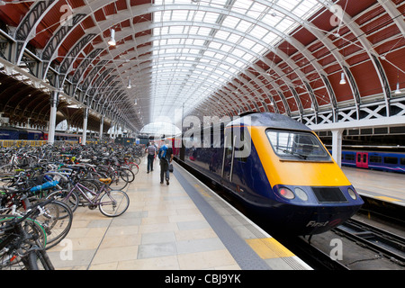 I passeggeri pendolari e i viaggiatori nella stazione ferroviaria di Paddington a Londra, Inghilterra. Foto Stock