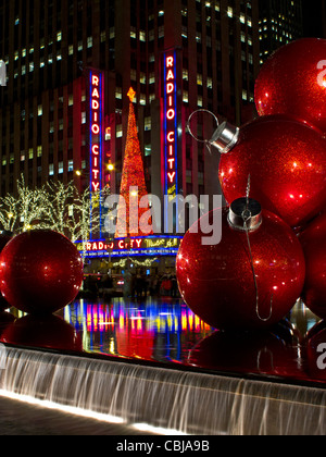 Scena notturna di Radio City Music Hall al tempo di Natale, del Centro Cittadino di Manhattan, New York, New York, STATI UNITI D'AMERICA, Foto Stock