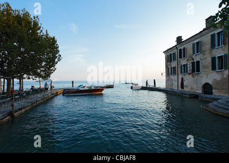 Barca, Punta San Vigilio, Hotel, Ristorante, Garda, Lago di Garda, Veneto, Italia Foto Stock