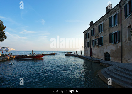 Barca, Punta San Vigilio, Hotel, Ristorante, Garda, Lago di Garda, Veneto, Italia Foto Stock