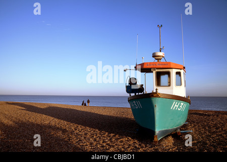 Barche da pesca sulla spiaggia di Aldeburgh, Aldeburgh Suffolk REGNO UNITO Foto Stock