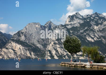 La gente sulla spiaggia, Torbole sul lago di Garda, Trento, Italia Foto Stock