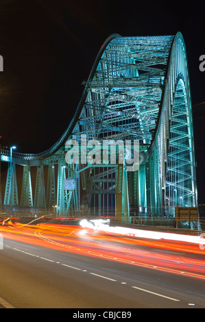 Widnes-Runcorn Silver Jubilee Bridge, fotografato di notte con una lunga esposizione per produrre luce-sentieri Foto Stock