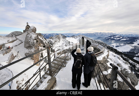 La gente sul Wendelstein, inverno in Baviera, Germania, Europa Foto Stock