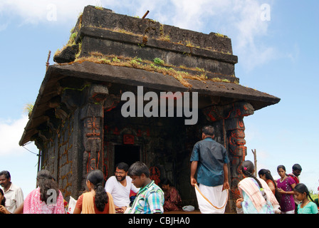 Molti pellegrini in visita Sarvajnapeedam Mandapam in lussureggianti verdi colline Kodachadri Foto Stock