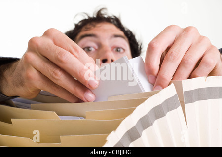 Uomo di raggiungere e ordinamento tramite i file Foto Stock