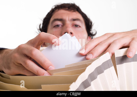 Uomo di raggiungere e ordinamento tramite i file Foto Stock