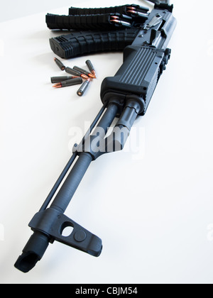 Dipinti personalizzati AK-47 con un 30 round magazine e un folding stock. Foto Stock