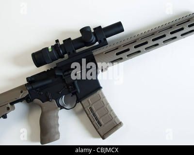 Standard US Army AR-15 fucile da assalto dotati di canna bipiede sito telescopico. Foto Stock