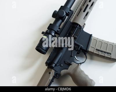 Standard US Army AR-15 fucile da assalto dotati di canna bipiede sito telescopico. Foto Stock