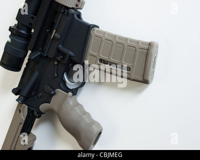 Standard US Army AR-15 fucile da assalto dotati di canna bipiede sito telescopico. Foto Stock
