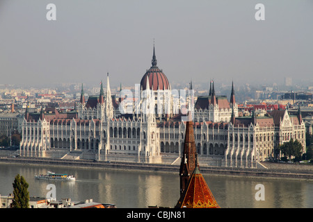 Aria inquinata su Budapest, Ungheria. Vista sul Parlamento. Foto Stock