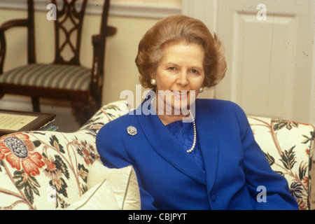 La signora Maggie Margaret Thatcher PM 1983 nel suo ultimo piano, Downing Street, appartamento di Londra 1980S. 1983 prese durante la corsa alle elezioni generali. Regno Unito HOMER SYKES Foto Stock