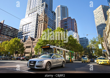 Trasporto pubblico e privato in Melbourne Australia architettura strade soleggiate taxi 's sulle vetture di strade strade Foto Stock