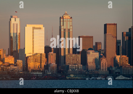 Un bellissimo tramonto di Seattle si riflette nelle facciate dei palazzi di vetro lungo il centro cittadino di lungomare della Baia di Elliott. Foto Stock