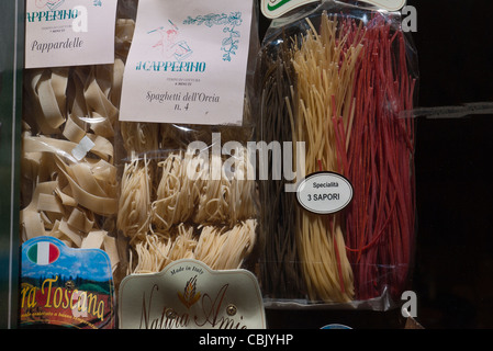Vari tipi di italiano confezionate la pasta secca per la vendita sul display al di fuori di un piccolo negozio a Siena, Italia. Foto Stock