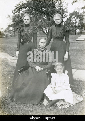 Circa 1900 antica fotografia di tre generazioni di donne -- figlia della madre, la nipote -- in abito Vittoriano. Foto Stock