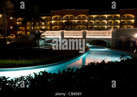 Vista notturna della struttura Iberostar Suites, luxury resort all-inclusive, Montego Bay, Giamaica Foto Stock