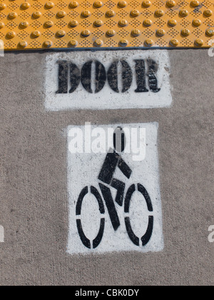 Indicazioni per la linea ferroviaria leggera posizione porta dipinta su asfalto a Denver in Colorado. Foto Stock