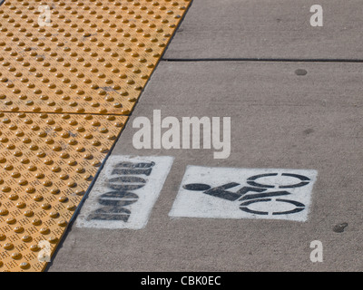 Indicazioni per la linea ferroviaria leggera posizione porta dipinta su asfalto a Denver in Colorado. Foto Stock