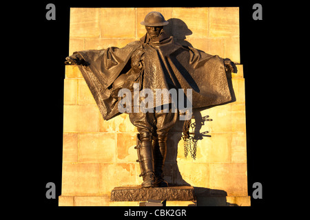 Il conducente e tergicristalli Memorial statua in Melbourne Australian di vite perdute durante i combattimenti a Ypres, WW1 Anzac Day Foto Stock