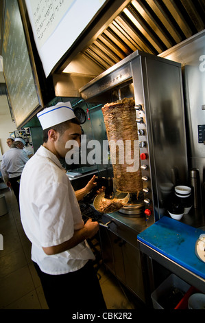 Shawarma ( Döner Kebab ) è una strada molto famosa di alimenti in Medio Oriente. Foto Stock