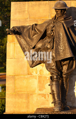 Il conducente e tergicristalli Memorial statua in Melbourne Australian di vite perdute durante i combattimenti a Ypres, WW1 Anzac Day Foto Stock