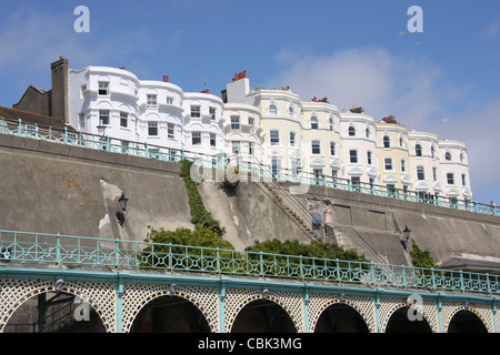 Vista oceano townhouses su Marine Parade, a est di Bedford Street, Brighton Foto Stock