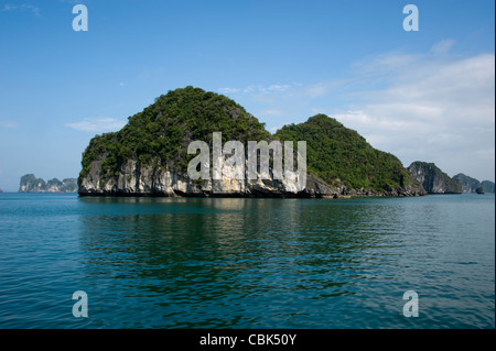 Vista dalla chiatta/junk su una delle molte isole della baia di Ha Long area Foto Stock