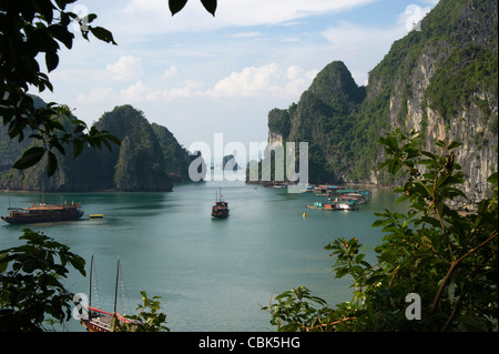 Vista dal sorprendente grotta sopra la baia di Ha Long Foto Stock