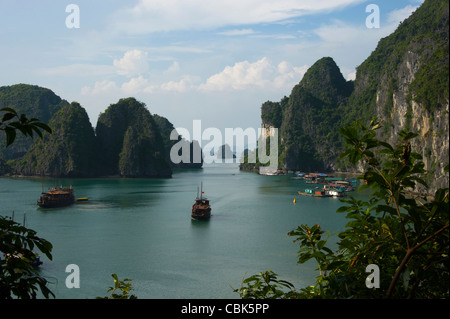 Vista dal sorprendente grotta sopra la baia di Ha Long Foto Stock