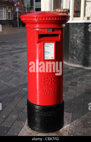 Red Royal Mail pilastro o casella postale, South Shields, North East England, Regno Unito Foto Stock