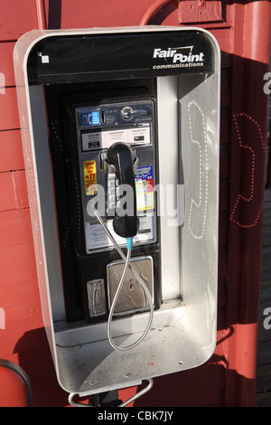 Un gettone a pagamento Telefono azionato dal punto giusto comunicazioni a Wolfeboro, New Hampshire, STATI UNITI D'AMERICA Foto Stock