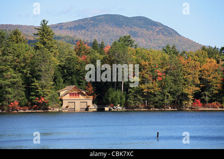 Il Boathouse sul lago Squam, vicino a cinque dita punto, New Hampshire, STATI UNITI D'AMERICA Foto Stock