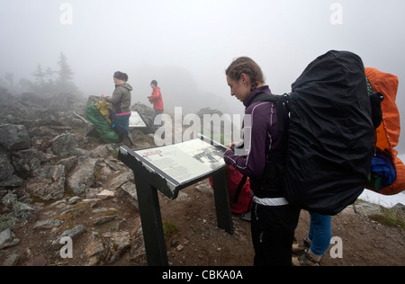 Trekker la lettura di un segno interpretative. Chilkoot Trail. L'Alaska. Stati Uniti d'America Foto Stock