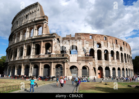 Colosseo a Piazza del Colosseo a Roma. Foto Stock