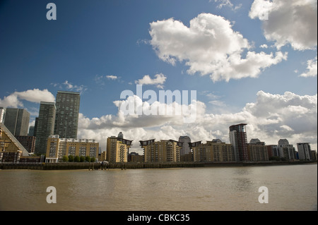 Riverside torre residenziale blocchi nelle Docklands di Londra, Regno Unito Foto Stock