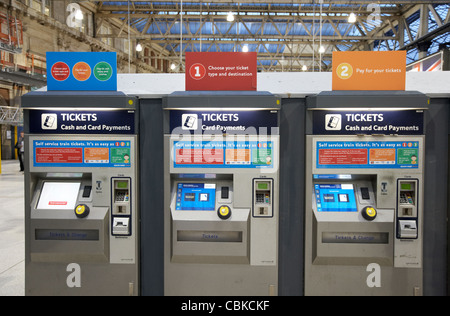 Automatico di biglietto del treno per macchine a Waterloo Stazione ferroviaria Londra Inghilterra Regno Unito Regno Unito Foto Stock