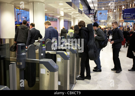 I passeggeri con biglietto di macchine di barriera a Waterloo Stazione ferroviaria Londra Inghilterra Regno Unito Regno Unito Foto Stock