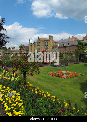 Vasca da bagno giardini nel Derbyshire village di Bakewell Peak District Inghilterra Foto Stock