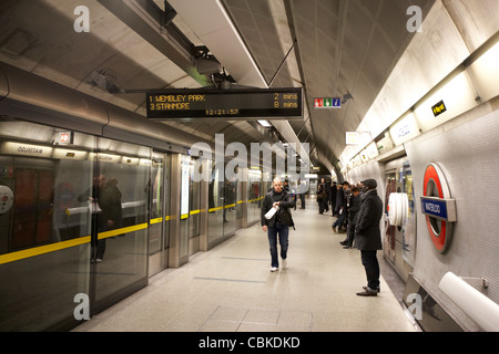 I passeggeri in attesa a Waterloo metropolitana stazione ferroviaria per i treni a Wembley England Regno Unito Regno Unito Foto Stock