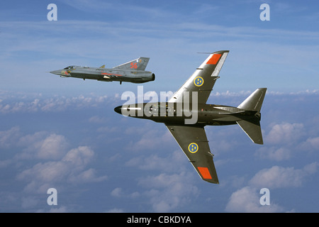 Saab J 32 Lansen e Saab 35 Draken fighters svedese della Air Force volo storico. Foto Stock