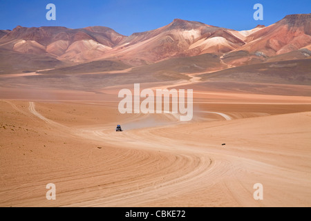 Veicolo a quattro ruote motrici guida su dirt-track sull'Altiplano in Bolivia Foto Stock