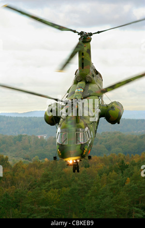 Göteborg, Svezia - Un Boeing Vertol CH-46 Sea Knight elicottero della Swedish Air Force. Foto Stock