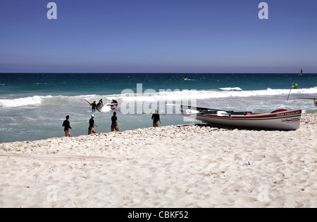 Navigare la vita dei risparmiatori barca capovolta in acqua durante una competizione, Perth Western Australia Foto Stock