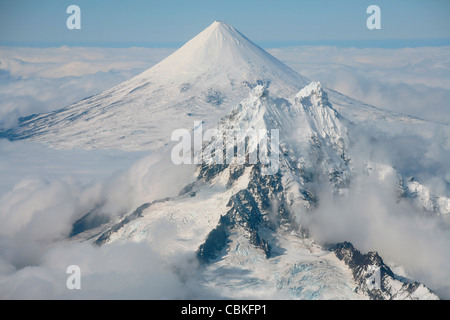 Settembre 2007 - Vista aerea della coperta di neve Vulcano Shishaldin, con Isanotski in primo piano, Unimak Island, Alaska, Stati Uniti d'America. Foto Stock