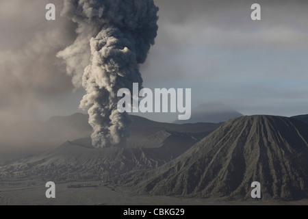 Eruzione della nube di cenere dal Monte vulcano Bromo, Tengger Caldera, Java, Indonesia. Foto Stock