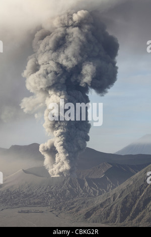 Marzo 19, 2011 - eruzione della nube di cenere dal Monte vulcano Bromo, Tengger Caldera, Java, Indonesia. Foto Stock